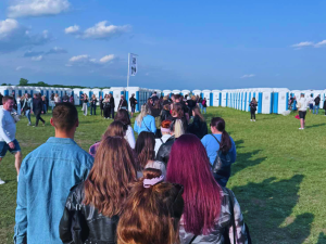 Průzkum ukázal, co vadí návštěvníkům hudebních festivalů. Od záchodů až po drogy