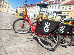 Sdílená kola v Hradci: Více stání, prodloužená výpůjčka a červnová výzva
