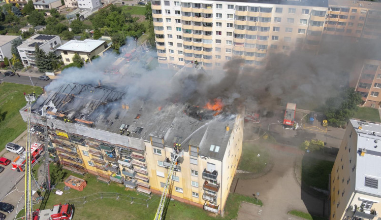 FOTO: Škoda na bytovém domě v Brně-Chrlicích je 120 milionů, hasilo se šest hodin