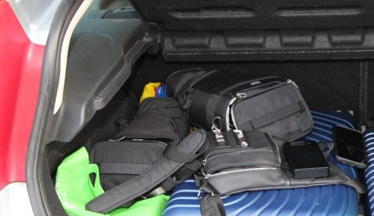 Cizinec ovládal dálkové zamykání cizích aut, policisté ho dopadli na Jihlavsku