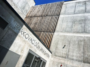 Komplikace pro řidiče: Uzavřený parkovací dům Jana Gayera v Hradci Králové