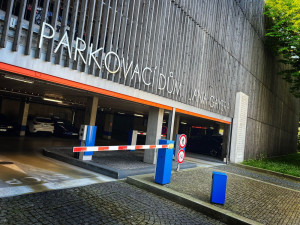 Komplikace pro řidiče: Uzavřený parkovací dům Jana Gayera v Hradci Králové