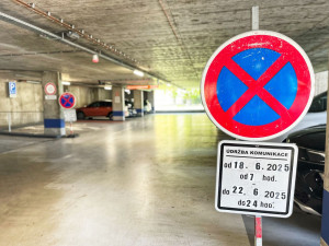 Komplikace pro řidiče: Uzavřený parkovací dům Jana Gayera v Hradci Králové