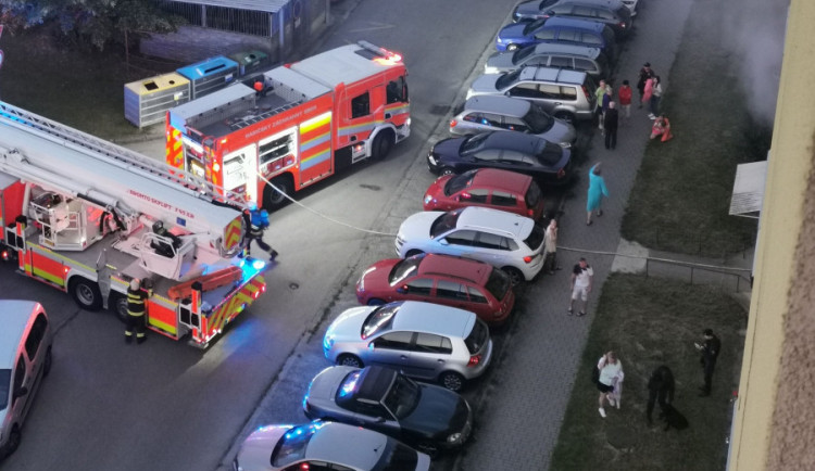Požár na Máji. Z paneláku se evakuovalo 20 lidí