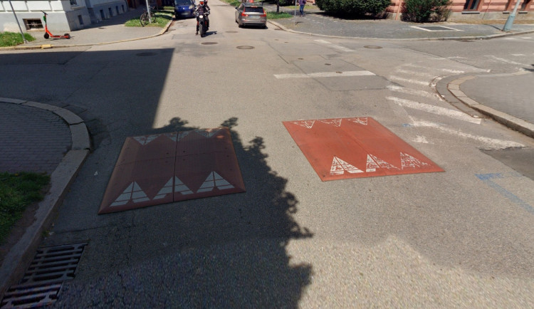 Z centra města zmizí zpomalovací polštáře. Už jsou nadbytečné, zní z radnice