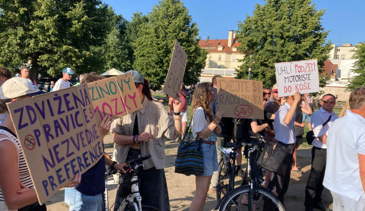Pískot, urážky a strkanice. Akci Motoristů narušili v Budějovicích aktivisté