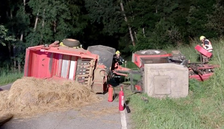 Řidič, který vzal traktor a převrátil ho na bok, měl přes dvě a půl promile