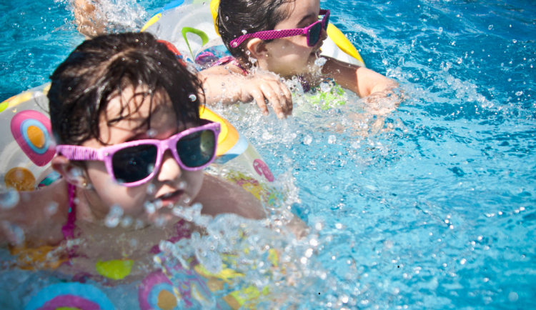 Koupaliště Flošna v Hradci Králové zažilo první nápor. Sezona zatím podprůměrná