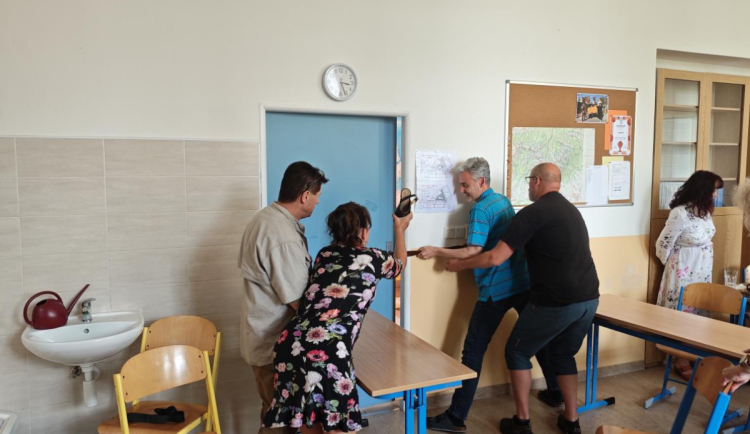 Přes stovku pedagogů cvičilo ve Dvoře Králové obranu před útočníkem ve škole