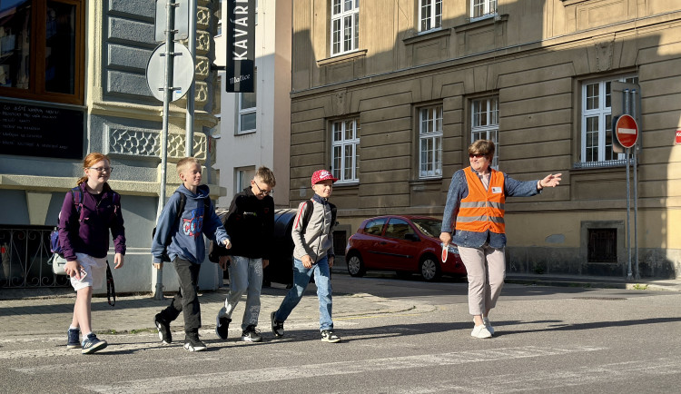 Každý den na přechodu. Paní Zdena pomáhá dětem přes cestu už 13 let