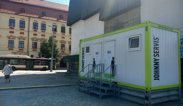 Záchody na náměstí v Jihlavě nejsou hezké, ale jsou potřeba, vysvětluje radnice