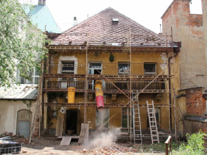 Rekonstrukce historického domu ve Dvoře Králové omezí dopravu na náměstí
