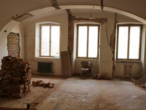 Rekonstrukce historického domu ve Dvoře Králové omezí dopravu na náměstí