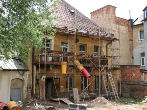 Rekonstrukce historického domu ve Dvoře Králové omezí dopravu na náměstí
