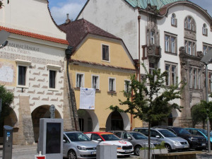 Rekonstrukce historického domu ve Dvoře Králové omezí dopravu na náměstí