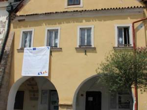 Rekonstrukce historického domu ve Dvoře Králové omezí dopravu na náměstí