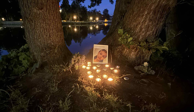 Fotka a zapálené svíčky. U Vltavy vznikl pomníček pro malou Nikolku