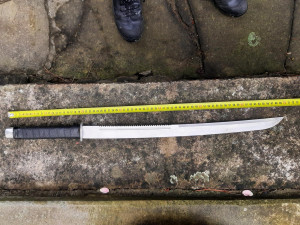 Muž vběhl do domu a začal vyhrožovat. V ruce držel 70 centimetrů dlouho mačetu