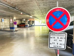 Parkovací dům v Hradci uzavřen, během festivalu REGIONY se parkuje u arény