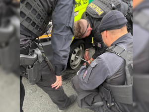 VIDEO: Sanitce vezoucí novorozence na operaci prasklo kolo, pomohla policie