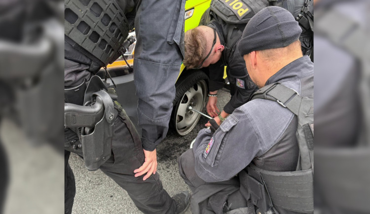 Kolo vyměnili policisté