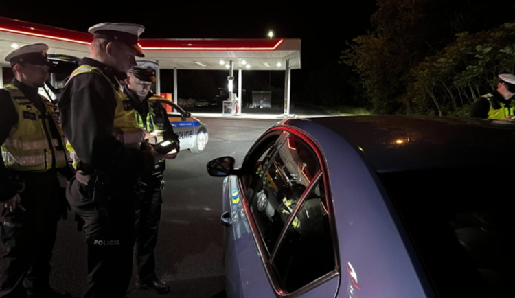 FOTO: Policisté v noci kontrolovali dálnici, chtějí zvýšit bezpečnost v dopravě