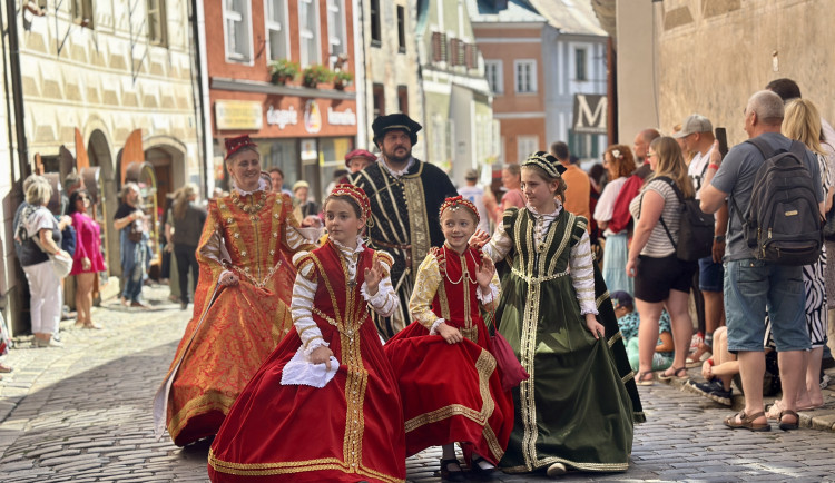 Českým Krumlovem prošel historický průvod. Nechyběli šermíři, kejklíři ani koně s kočáry