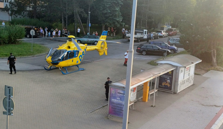 Letecké manévry v Budějovicích. Záchranáři přistáli s vrtulníkem na sídlišti