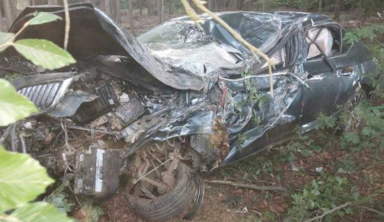 Řidička dostala smyk a narazila do stromu, auto se po nehodě převrátilo na bok