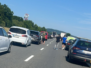 Při srážce dvou aut zemřeli dva řidiči na Jičínsku. Silnice I/16 byla uzavřená
