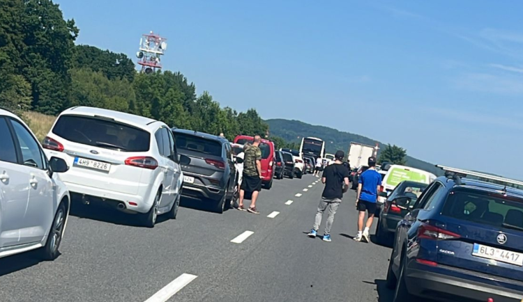 Při srážce dvou aut zemřeli dva řidiči na Jičínsku. Silnice I/16 byla uzavřená