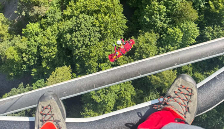 Cyklista u Vítkova spadl ze srázu a zranil se. Hledal ho dron a pět jednotek hasičů
