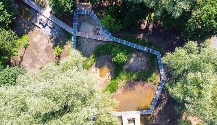 FOTO: Relax v Ostravě i pro děti. Podívejte se na nové místo s mokřady a tůněmi