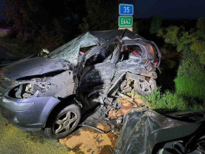Řidič s dvojkou v dechu způsobil nehodu tří aut. Jedna osoba zemřela