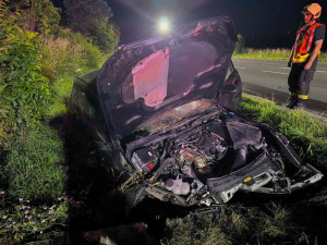 Řidič s dvojkou v dechu způsobil nehodu tří aut. Jedna osoba zemřela