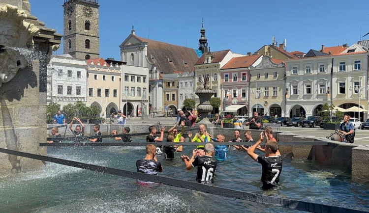Pozdvižení na náměstí. Fotbalisté oslavili titul v Samsonově kašně