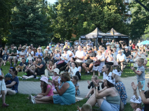 Netradiční koncert poctil Slezské Předměstí. Hradeckým sídlištěm rozezněla opera