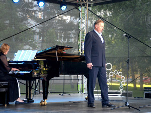Netradiční koncert poctil Slezské Předměstí. Hradeckým sídlištěm rozezněla opera