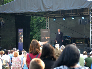 Netradiční koncert poctil Slezské Předměstí. Hradeckým sídlištěm rozezněla opera