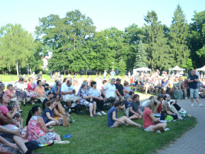 Netradiční koncert poctil Slezské Předměstí. Hradeckým sídlištěm rozezněla opera