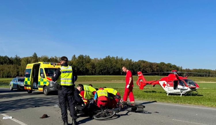Jednasedmdesátiletého cyklistu smetlo auto, záchranáři bojovali o jeho život