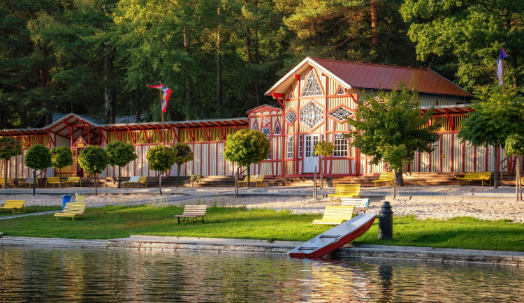 Koupaliště Dachova bojuje s neukázněnými řidiči. Parkují auta, kde se nemají