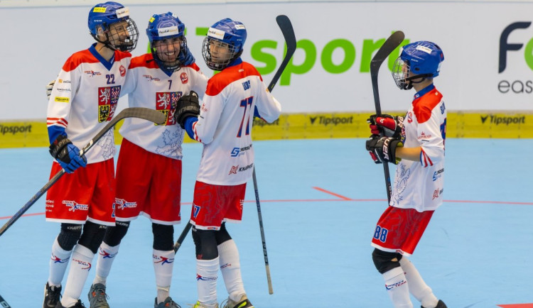 V Hradci odstartovalo hokejbalové MS juniorů. Češi na úvod dvakrát vítězní