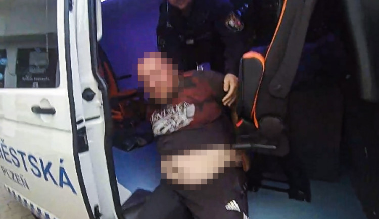 Ochmelka se ohnal po muži s dítětem, kolemjdoucím nadával a bušil pěstmi do domu