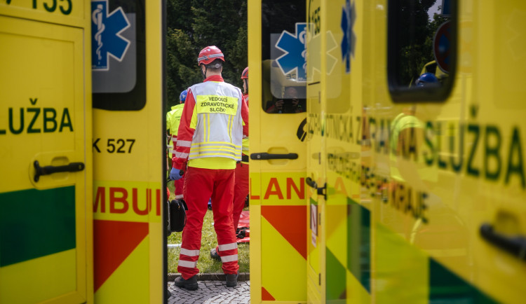 Provoz na trati u Chlumce nad Cidlinou zastavil pád člověka z jedoucího vlaku