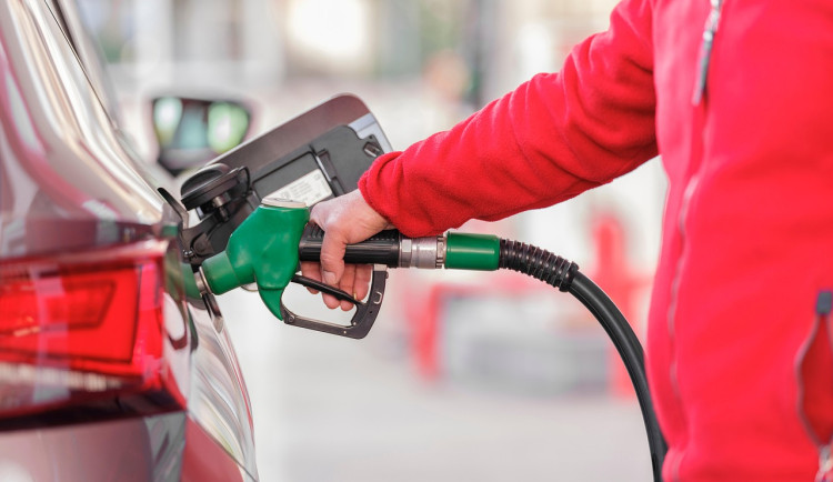 Řidiči si v Královéhradeckém kraji při tankování připlatí až korunu na litru