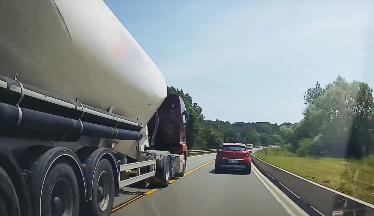 Šílený manévr šoféra kamionu. Problikával řidiče a při předjíždění málem smetl auto
