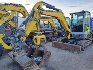 V půjčovně stavebních strojů v Hradci si půjčil bagr a následně ho pod cenou prodal