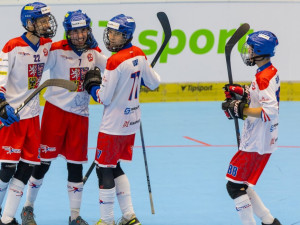 V Hradci odstartovalo hokejbalové MS juniorů. Češi na úvod dvakrát vítězní