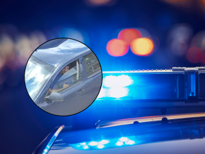 Zloděj vlez na cizí zahradu, vzal klíče od auta a to vykradl. Policie prosí o pomoc
